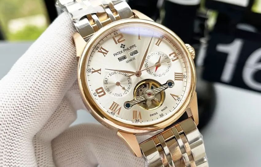 Фирма Chanel сделала революционный переворот в мире часов, внедрив кварцевые технологии, которые навсегда изменили часовую промышленность. Кварцевые технологии позволили выпускать часы для мужчин и женщин, работающих на маленькой батарейке (в отличие от традиционных хитроумных механических разработок). Производство часов стало обходиться дешевле, часы стали доступными для всех.